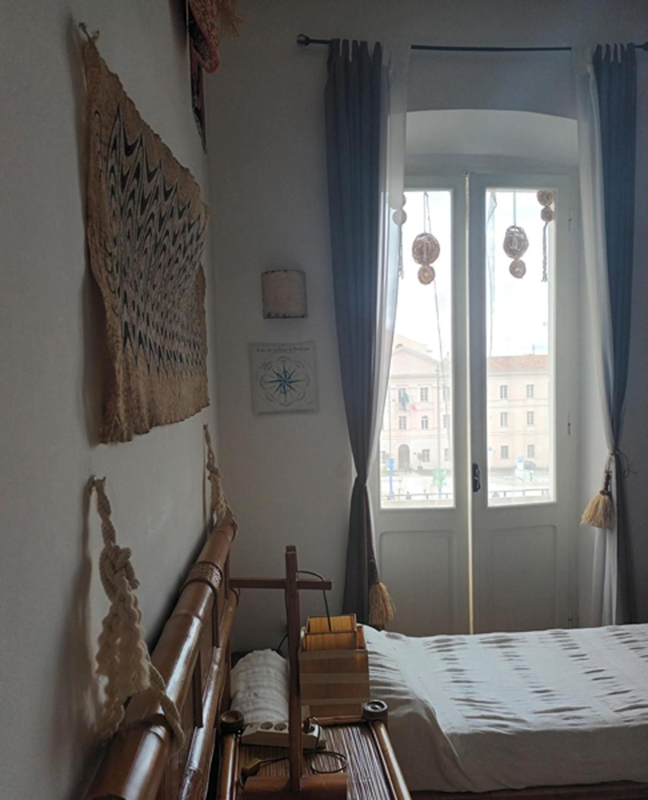 B&B Le Finestre Su Via Cavour Sassari Rum bild