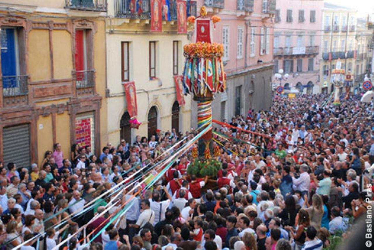 B&B Le Finestre Su Via Cavour Sassari Exteriör bild